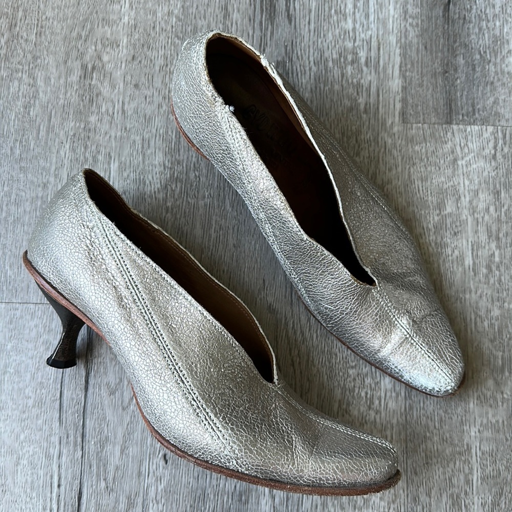 Cydwoq Oblivion gold pumps 36 1/2
